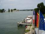 Weil am Rhein, Blick von der Fugngerbrcke auf den Rhein und die Schiffsanlegestelle, Juli 2007