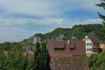 Istein, Blick vom Kirchplatz zum Isteiner Klotz, einem markanten Bergrcken aus Kalkstein, Okt.2012