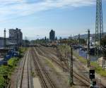 Lrrach, Blick von der Gleisberfhrung der Schwarzwaldstrae auf das Bahngelnde, in der Bildmitte das 86m hohe Rathaus der Stadt, Sept.2014