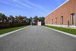 Weil am Rhein, ein Stck der Alvaro-Siza-Promenade auf dem Vitra-Campus, das Gebude rechts stammt auch von dem portugisischen Architekt Alvaro Siza, Okt.2020