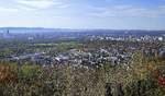 Lrrach, Blick vom Tllinger Berg Richtung Sd-West, im Vordergrund die Huser von Weil am Rhein, dahinter Stadt Basel und die Berge der Schweizer Jura, Okt.2020