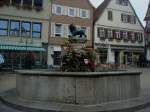 Vaihingen an der Enz, auf dem Marktplatz steht dieser Brunnen von 1947 mit der Inschrift  Lasset die Sonne nicht ber Euren Zorn untergehen  Okt.2010