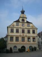 Vaihingen an der Enz, das Rathaus am Marktplatz, erbaut 1720, die Fassadenmalerei stammt von 1901, die Stadt bei Stuttgart wurde 1252 erstmals urkundlich erwhnt, Okt.2010
