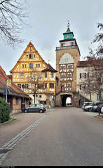 Dem Stadtarchiv der Stadt Markgrningen (Kreis Ludwigsburg) schliet sich das Obere Tor (rechts) an.