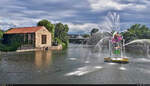 Die  Enzblume  – ein Wasserspiel auf der Enz nebst Enzkraftwerk in Bietigheim-Bissingen.