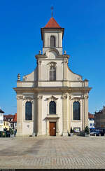 Frontansicht der Katholischen Kirche Zur Heiligsten Dreieinigkeit in Ludwigsburg.