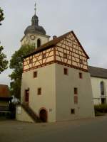 Knigshofen, Wehrbau zum Goode, erbaut 1615 von Zehntmeister Simrock, dahinter die   Pfarrkirche St.