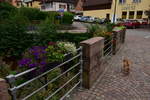 Brücke der Hauptstraße über den Seebach in Neckargerach, die mit Blumenschmuck verschönert wird jedes Jahr.