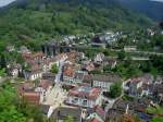 Hornberg im Schwarzwald,  bekannt durch das  Hornberger Schieen ,  Blick von der Burg auf Stadt und Viadukt der Schwarzwaldbahn,  Mai 2010