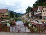 Oppenau im mittleren Schwarzwald, Blick stadtauswrts in die Straburger Strae mit dem Lierbach, Aug.2013