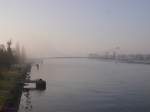 Morgendliche Nebelstimmung ber dem Rhein mit der Mimram-Fugngerbrcke zwischen Kehl und Straburg.