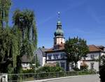 Willsttt, Blick von der Kinzigbrcke auf das ehemalige Rathaus, dahinter die evangelische Kirche, Mai 2020