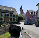 Drlinbach, das Flchen Schutter, Namensgeber fr Tal und Gemeinde, durchfliet hier den Ortskern, Juli 2020 