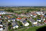 Ortenberg, Blick nach Westen vom Schlo Ortenburg auf den Ort und ber die Rheinebene zu den Vogesen am Horizont, Okt.2022