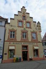 Offenburg, die historische Hirschapotheke von 1698, die Fassadenbemalung stammt vom Ende des 19.Jahrhunderts, Mai 2011