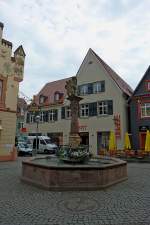 Offenburg, der Lwenbrunnen am Fischmarkt, die Sandsteinplastik stammt von 1599, Mai 2011