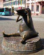 Offenburg, von diesen lustigen Vogelwesen sitzen zwei am Rathausplatz, Juni 2013