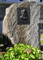 Bohlsbach, vor dem Rathaus steht das Denkmal von Theodor Wacker (1845-1921), Pfarrer und Fhrer der Badischen Zentrumspartei, Sept.2021