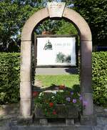 Windschlg, 2013 aufgestelltes Denkmal fr den hier geborenen, bekannten Tiermaler Carl Jutz (1838-1916), Sept.2021