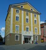 Bad Waldsee, die Becker'sche Apotheke, 1748 als Prlatur des Augustinerchorherrenstifts errichtet, Aug.2012