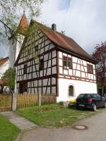 Donnstetten, Heimatmuseum in der Pfarrscheuer, dahinter der Turm der St.