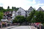 Schiltach, Blick von der Hberlesbrcke ber die Kinzig auf die Fachwerkbauten an der Hauptstrae, Juli 2025