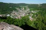 Schramberg im Schwarzwald, Blick von der Burgruine Hohenschramberg auf die Stadt im Tal der Schiltach, Mai 2012