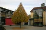 Architekturmoderne in einer kleinen lndlichen Gemeinde in Hohenlohe: Dem alten Schulhaus in Rot am See wurde ein neues glsernes Treppenhaus vorgestellt und die Anlage um einen ebenfalls glsernen