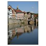 Am Kocher in Schwbisch Hall, rechts im Hintergrund die Henkersbrcke.