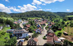 Blick auf den Blumberger Ortsteil Epfenhofen whrend eines Ausflugs mit der Sauschwnzlebahn, die hier ein Viadukt befhrt.