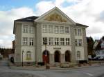 Krauchenwies, Rathaus von 1936, klassizistische Fassade mit Wandmalereien im oberen Giebelbereich (26.01.2014)