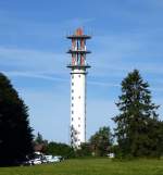 Deilingen, der 98m hohe Fernmeldeturm auf dem 980m hohen Berg Schlichte/Schwbische Alb, erbaut 1961, Juli 2015