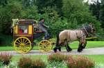 Schlopark - Nach einer kleinen Runde im Schlopark mit der alten Postktutsche aus Murg, geht es mit frhlichen Fahrgsten zu einer kurzen Fahrt durch die Altstadt.