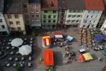 Mnsterplatz - Blick aus luftiger Hhe auf den Wochenmarkt und den noch freien Pltzen der drei gemtlichen Restaurants.