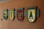 Rathaus - Am Hintereingang sind die Wappen der 4 Ortsteile zu sehen, die zum Teil 6-8 km vom Stadtkern entfernt liegen.