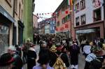 Altstadt - Die Wlder strmen durch die engen Gassen der Altstadt, durch die auch der Narrenbaum gezogen wird.