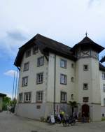 Bad Säckingen, in diesem historischen Gebäude an der Holzbrücke befindet sich die Tourist-Information, juni 2013