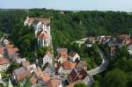 Haigerloch, Blick vom Rmerturm auf die tief im Eyachtal gelegene Stadt und das Schlo, Juli 2011 