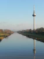 Neckar in Mannheim mit Fernmeldeturm.