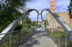 Pforzheim, der Wachtelsteg �ber die Nagold, dahinter die evangelische Stadtkirche, Sept.2026