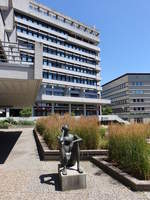 Pforzheim, Skulptur vor dem neuen Rathaus am Platz des 23.