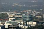 Blick ins Stuttgarter Neckartal: Im Vordergrund Daimler-Benz mit dem markanten Van-Center, der Rundbau.