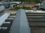 Ausblick vom Bahnhofsturm auf das noch bestehende Dach der groen Schalterhalle des Stuttgarter Hbf, welches in absehbarer Zeit dem Bau des neuen Durchgangsbahnhofs im Rahmen von Stuttgart 21 zum