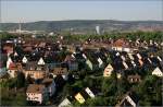 Blick von der Einsteinstrae aus ber die durch die Morgensonne angestrahlten Huser von Bad Cannstatt zu den bewaldeten Hngen der Stadt Stuttgart mit den drei Trmen (in der Mitte der Fernmeldturm