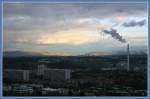 Blick vom Burgholzhof ber Stuttgart-Hallschlag und Cannstatter Wohngebiete hinein ins das noch von der Sonne bestrahlte Remstal.