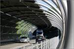 Brcke ber das Nesenbachtal in Stuttgart-Vaihingen: Blick in die Straenfahrbahnebene der 151 Meter langen Brcke.