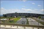 Das neue Parkhaus fr die Landesmesse und den Flughafen wurde in zwei Fingern ber die Autobahn hinweg gebaut.