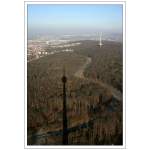 Stuttgarts Fernsehturm: Sein Schatten und Blick zum Fernmeldeturm auf dem Frauenkopf.