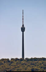 Ein Tele-Blick vom Chinesischen Garten auf den 216,6 Meter hohen Fernsehturm Stuttgart, der sich hinter dem Bopser erstreckt.