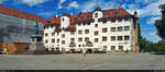 Der Stuttgarter Schillerplatz mit dem Schillerdenkmal, dem Restaurant  Alte Kanzlei  und dem angrenzenden Ministerium der Justiz und fr Migration.